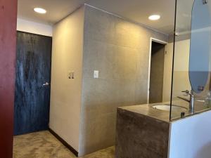 a bathroom with a sink and a mirror at Hotel Bahía in Marisco Guapinol