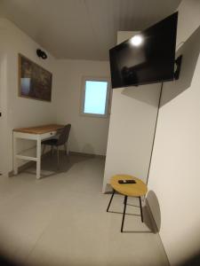 a room with a table and a chair and a television at Apartamento in Arona