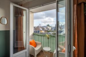 a balcony with a chair and a window at La Cabane Parking privatif et Balcon in La Riche