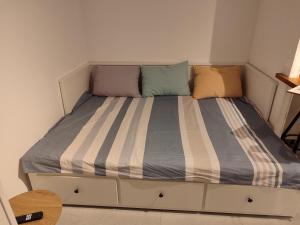a bed with two pillows on it in a room at Apartamento in Arona