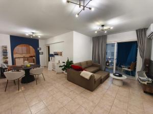 ein Wohnzimmer mit Sofa und Tisch in der Unterkunft Faros in Paphos City