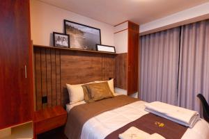 a hotel room with a bed and a window at Samaran Wuasi in Puno
