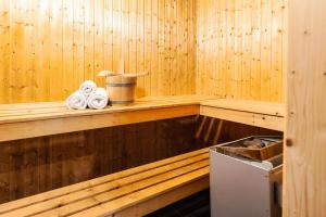 a sauna with two rolled towels and a bucket at Haus Stressfrei - Nordhorn in Nordhorn