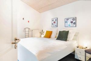 a white bedroom with a large white bed at Haus Stressfrei - Nordhorn in Nordhorn