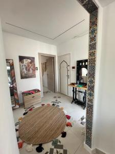 a room with a table in the middle of a room at Telemly Douira el ALIA Alger in LʼAgha