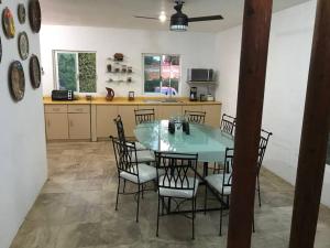 a dining room with a table and chairs in a kitchen at La casa flores in Atlixco