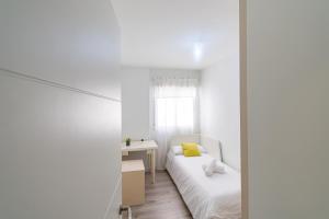a bedroom with a bed and a desk and a window at Avenida Principal muy cerca de la playa - By Aloha Palma in Águilas