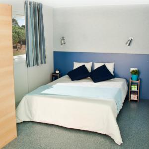 Parque de Campismo Orbitur Sagres tesisinde bir odada yatak veya yataklar