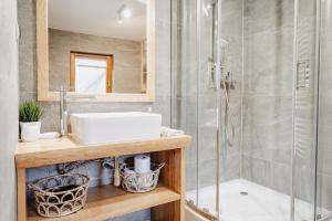 a bathroom with a sink and a shower at Pokoje u Gronicki in Bukowina Tatrzańska +25 photos