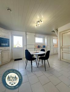 a kitchen and dining room with a table and chairs at Gite OWEN in Bourbourg