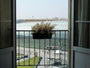 ventana con vistas a la calle y al edificio en Le Grand Hotel en Estrasburgo