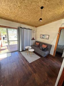 ein Wohnzimmer mit Sofa und Tisch in der Unterkunft Glass in Punta Del Diablo