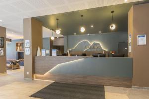 a lobby of an office with a reception desk at Résidence Odalys L'Ecrin de Vars in Vars