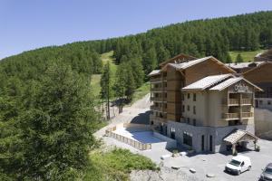 an aerial view of a building with a parking lot at Résidence Odalys L'Ecrin de Vars in Vars