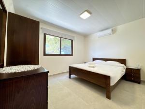 ein Schlafzimmer mit einem großen Bett und einem Fenster in der Unterkunft Lemon in Al Madfūn