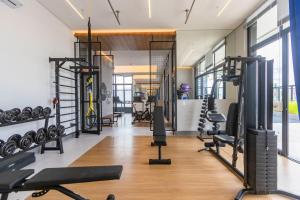a gym with lots of treadmills and weights at All Batel - Suyts in Curitiba