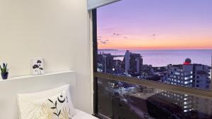 ein Zimmer mit Fenster und Meerblick in der Unterkunft Candy in Jounieh