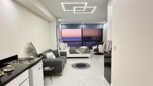 ein Wohnzimmer mit Sofa und Tisch in der Unterkunft Candy in Jounieh