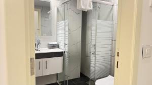 ein Badezimmer mit Dusche, Toilette und Waschbecken in der Unterkunft Candy in Jounieh + 8 Fotos