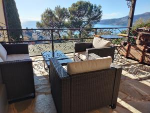 a patio with chairs and a table on a balcony at L'Alcova tra gli ulivi in Zoagli +9 photos