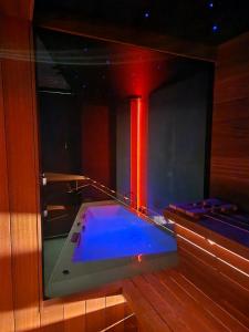 a jacuzzi tub in a room with a red pole at Obobonne in Geraardsbergen