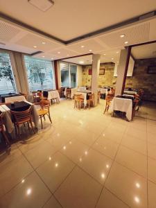 a restaurant with tables and chairs in a room at Estepa Hotel in General Roca