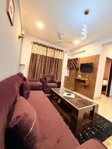 a living room with a couch and a coffee table at La vida in Nalmatha