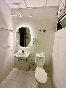 a bathroom with a toilet and a sink at La vida in Nalmatha