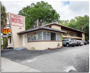 a parking lot in front of a fast food restaurant at Park Motel in Tampa