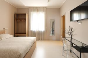 a bedroom with a bed and a window at B&B Il Rifugio Urbano in Pescara