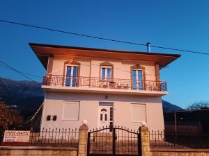 a building with a balcony on top of it at Όμορφο φυσικό περιβάλλον in Filippiada