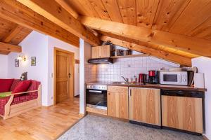 a kitchen with a stove and a microwave at Mayringerlehen in Ramsau