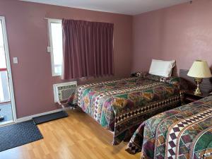 a hotel room with two beds and a window at Viking Lamplighter Motel in Viking