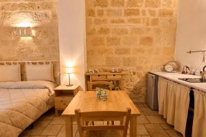 a living room with a table and a kitchen at Bed & Breakfast Casa Lopez in Barletta