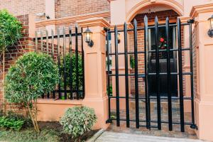 a black gate in front of a building at Casa de Oro in Iyam