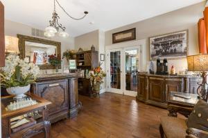 a living room filled with furniture and a mirror at Dreams2Reality | Historic Branson Hotel - Serendipity Room - Downtown in Branson