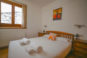 a bedroom with a bed with towels on it at A un paso de Grandvalira I Refugio Amplio y Sereno I Solanelles in Soldeu