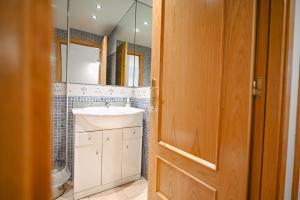 a bathroom with a sink and a mirror at A un paso de Grandvalira I Refugio Amplio y Sereno I Solanelles in Soldeu