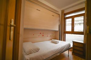 a small bedroom with a bed and a window at A un paso de Grandvalira I Refugio Amplio y Sereno I Solanelles in Soldeu
