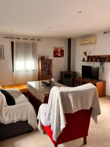a living room with a couch and a table at Apartamento La alberca 1 in Aracena