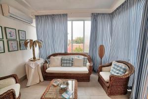 a living room with wicker chairs and a couch at Lemon Home in Olbia