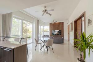 a kitchen and living room with a table and chairs at Villa Marni in Xlendi