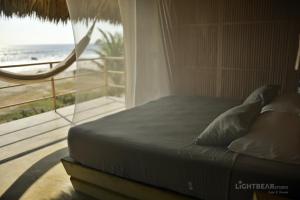 ein Schlafzimmer mit einem Bett und Meerblick in der Unterkunft UtopiAmar Beach House & Suites in Playa Agua Blanca