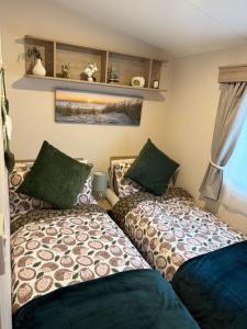 two beds in a small room with at Luxury Caravan, On the beach in Redcar +23 photos