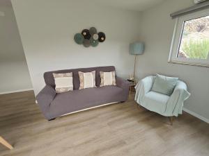 ein Wohnzimmer mit Sofa und Sessel in der Unterkunft EiraDouro Casa Amendoeira in Mós + 16 Fotos