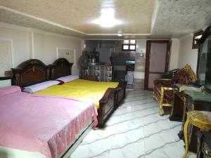 a bedroom with two beds and a living room at راس البر المستشارين in ‘Izbat ash Sharāyid