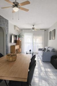 a living room with a table and a couch at La Alcazaba de Cristina in El Puerto de Santa María