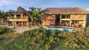 ein Haus mit Swimmingpool und einem Ferienresort in der Unterkunft UtopiAmar Beach House & Suites in Playa Agua Blanca