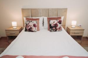 a bedroom with a large bed with two night stands at Apartament Andreas - centru, confort si relaxare in Arad