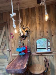 a wooden table and chairs in a room with wooden walls at Cabana da Árvore e Cabana Retrô - ForestPlace in Monte Verde